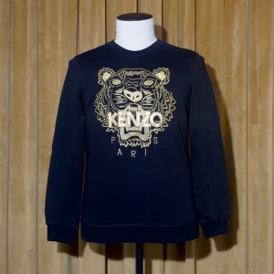 Kenzo Paris Sweatshirt - Kenzo Paris Sweatshirt. Tröjan är i mycket bra skick och använd vid fåtal tillfällen. Storlek XL men motsvarar en M