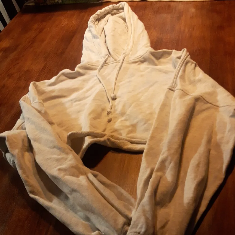 Cropped hoodie från h&m. Den är tie-dye. tröjan är grå och blå men de syns knappt att der tie-dye. Den är i storlek s. Köparen betalar frakten.. Hoodies.
