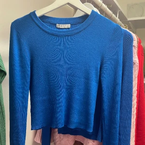 blå tröja - jätte fin blå tröja som är lite kortare i modellen, används inte❤️ står storlek M men passar mig som brukar ha S
