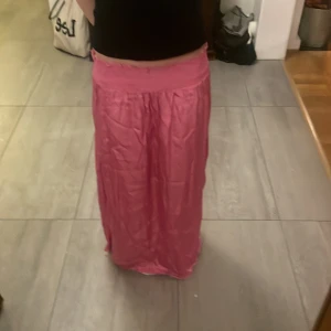 Rosa lång kjol💕 - As fin kjol som är köpt i USA men som tyvärr har blivit för kort💕 köpt för ca 700 och säljer för 450💕 jag är 164❤️ tryck gärna på KÖP NU💕 Kjolen är storlek M men liten i storlek, jag är xs-s i jämförelse❤️❤️