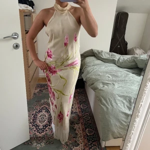 Balklänning  - Halterneck klänning med silke. Fler bilder kan skickas i chatten! Pris kan diskuteras vid snabb affär. 