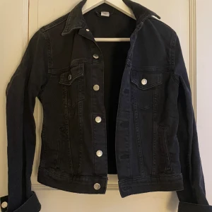 Fin jeansjacka - Fin jeansjacka! Perfekt om man vill måla något på ryggen, endast använd ett fåtal gånger⭐️