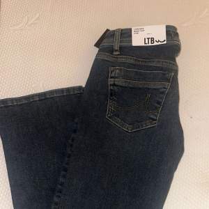 Ett par så snygga ltb jeans helt nya. Köpte de i en för liten storlek. Först till kvarn. Midjemåttet rakt över är 34 och innerbenslängden 72. Har inga bilder på då dsm är försmå men sitter som vanliga LTb jeans. 