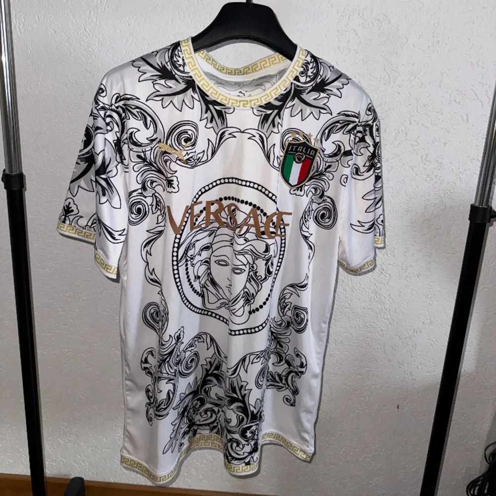 Italien x versace tshirt Storlek L Ej använd 10/10 skick  Skickas eller hämtas i Halmstad!. T-shirts.