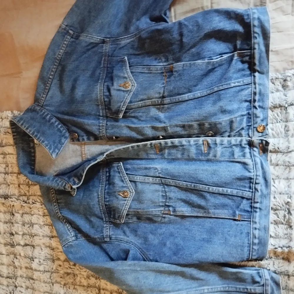 Vintage jeansjacka oversize passar alla . Jackor.