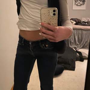 Ett par Levis jeans low waist! Säljer för dom är för korta i längden. Ser helt nya ut!