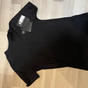 Tjena, säljer en philip plein svart t-shirt storlek M, den är 100 procent äkta, köpt den för 2000kr, säljer för halva priset helt oanvänd.