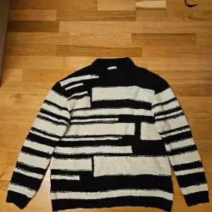 Säljer denna ZARA sweatshirten. Använd några gånger men inga skador eller tecken på slitage. Skriv för fler bilder. Finns att hämtas i Karlskrona eller postas. Priset kan diskuteras 