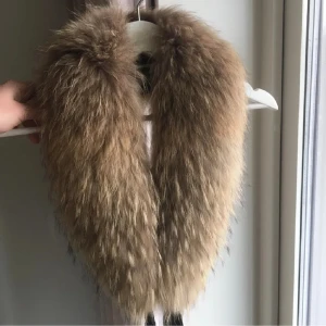 Pälskrage - Varm och stor pälskrage perfekt att ha över exempelvis en kappa☺️ Nyskick⭐️ Knäpps med dold hylsa och sidenliknande band. 