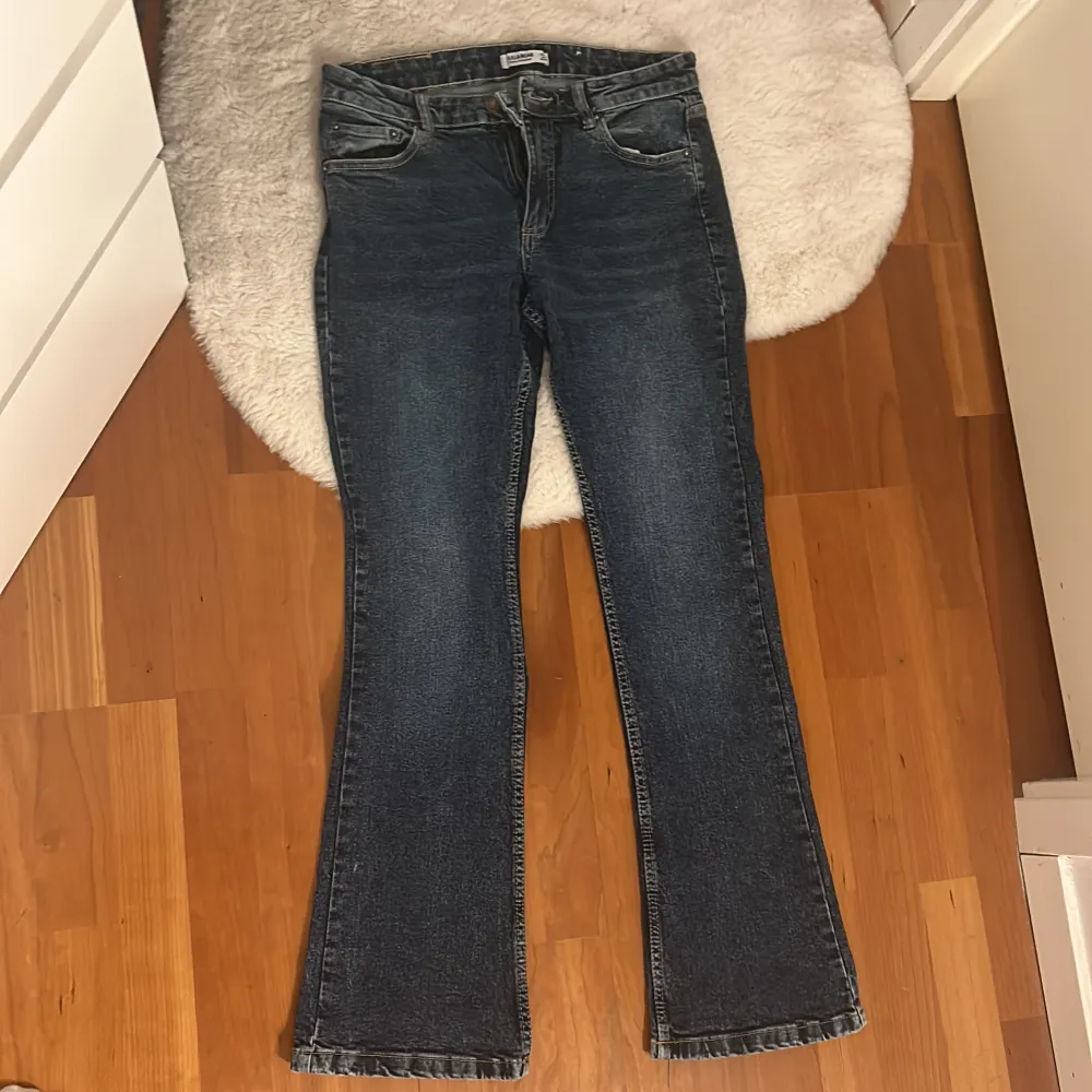 Jätte fina jeans från pull and bear med bra skick ,aldrig använda och säljs pågrund av att de inte kommit till användning.. Jeans & Byxor.