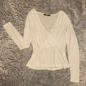 Vit blus XS - Mycket fin och försiktigt använd vit blus från bikbok.✨ Strl XS