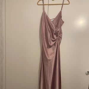 Nelly Balklänning rosa - Köpte klänningen från Nelly för ett år sedan men har inte kommit till användning! Klänningen är normal i storleken, lite tunnare material som gör att den passar bra i varmare vår/sommarväder ✨ klänningen har en slits och reglerbara axelband🩷
