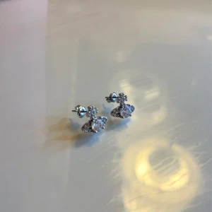 Öronhänge  - Säljer dessa pågrund av att dom inte kommer till användning.