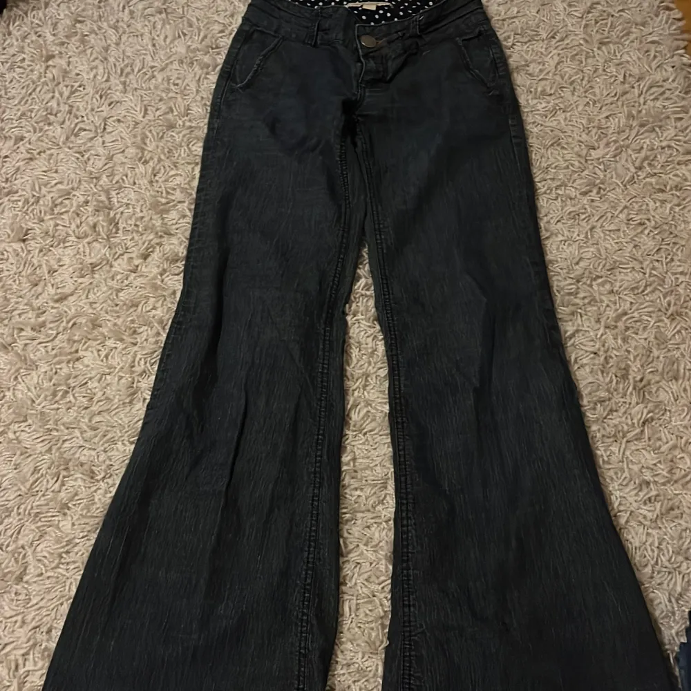 lågmidjade o flare/baggy jeans som är så unika! de är vintage men är som nya❤️ mått: innerbenslängd 81cm o midja 33cm!. Jeans & Byxor.