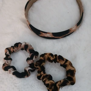 Hår accessoarer - Säljer ett diadem och 2 scrunchies i leopardmönster för 35 kr.🩷 Fick i pressent men har aldrig använt, alltså nyskick! Kontakta mig för mer bilder eller om du vill köpa.🩷 