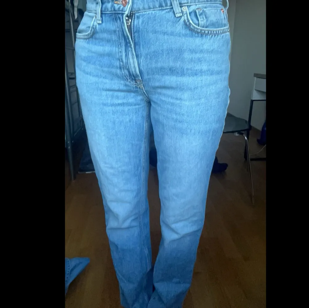  Ett par baggy jeans typ ser inte ut som på bilden är jättefina ljusblå kommer tyvärr inte längre till någon användning är från only storlek 26 32 men skulle säga passar som 36 hoppas någon blir intresserad och vill köpa köpta för 579 säljs för 225kr. Jeans & Byxor.