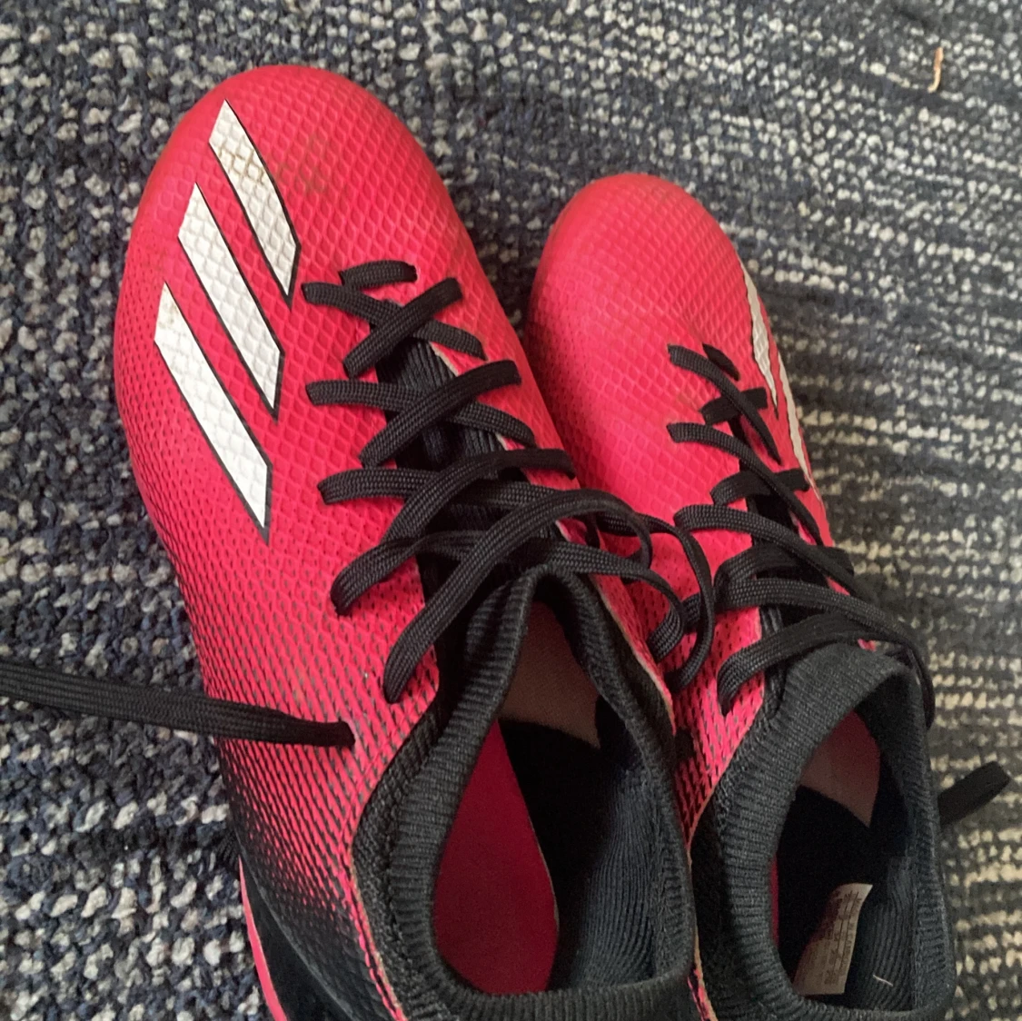 Säljer de här skorna för 199kr storlek= 34 - 91