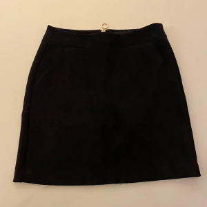 Vero Moda kjol - Kjol i mockaliknande material. Fin och sleek 🩷