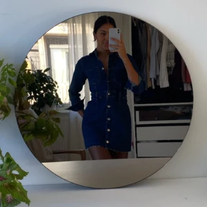 Jeansklänning - Säljer min älskade jeansklänning då jag växt ur den… det är en XS men jag skulle säga att jag var en XS/S i midjan på bilden (är 173cm)  Den sitter sjukt smickrande och har fickor på baksidan.  Inga skavanker eller fläckar, växte ur den för snabbt…