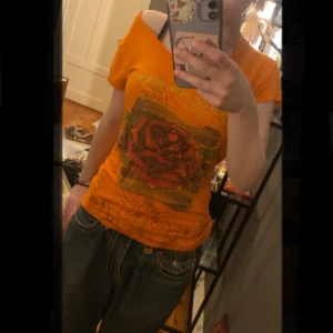 Ed hardy t-shirt - Syper fin ed hardy t-shirt med rinestones den är M men den är välldigt strechig så passar bra på mig some S eller xs 