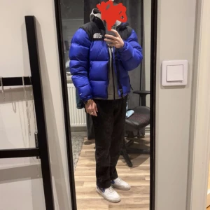 The north face jacka storlek S - Hej säljer nu min blåa jacka i ny skick ny pris 3100 använder den aldrig därför säljer jag den