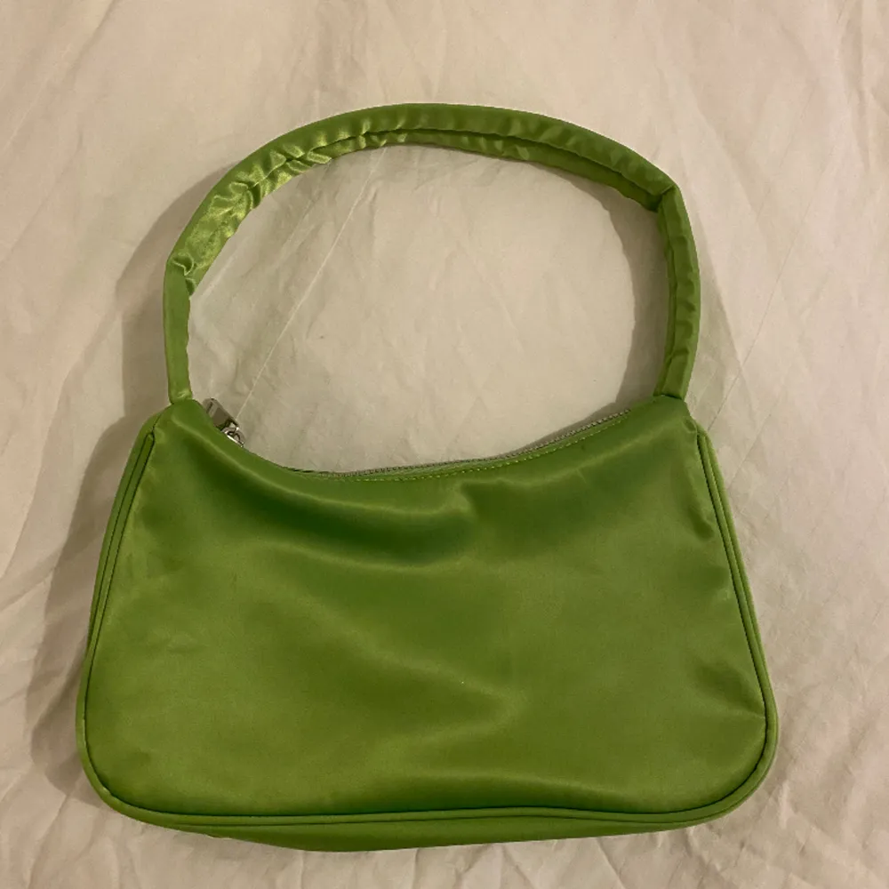 Grön handväska från Nelly, använd en gång. . Accessoarer.
