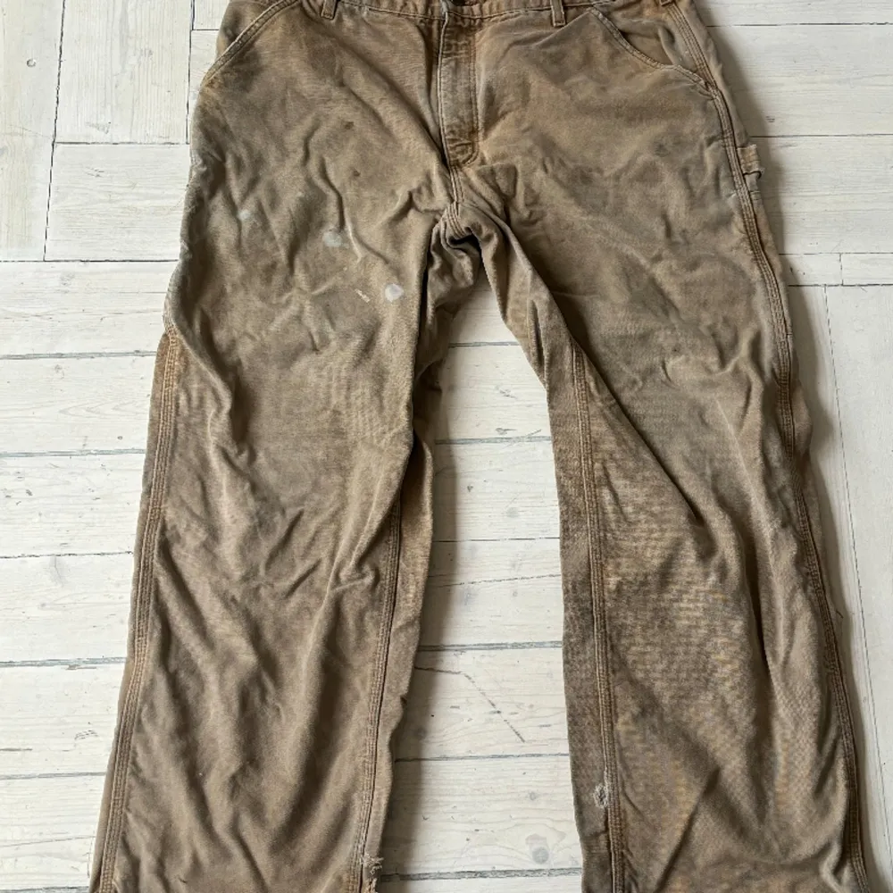 Feta beiga Carhartt workpants från ettresex. 🔶Storlek 36 30 🔶Köpte dem för 800 nu säljer jag dem för 300. Pris kan diskuteras 💲💰. Jeans & Byxor.