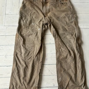 Carhartt vintage workpants  - Feta beiga Carhartt workpants från ettresex. 🔶Storlek 36 30 🔶Köpte dem för 800 nu säljer jag dem för 300. Pris kan diskuteras 💲💰