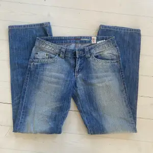 Jättesnygga lågmidjade bootcut jeans i storlek 30/32 men skulle säga att de är några storleker mindre. Köpte de precis på vinted men måste tyvärr sälja vidare då de är för små. Pris kan diskuteras.