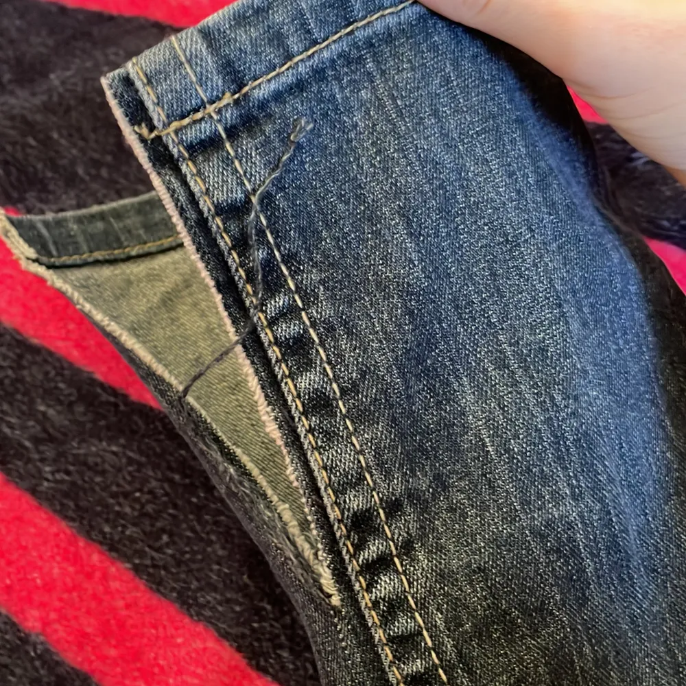 Ett par jeans ja köpte men f var racka i benen så jag klippte för att jag skulle du om d men har aldrig orkat❤️. Jeans & Byxor.