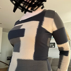 Topp  - Säljer denna jättesöta toppen. Köpt här på plick, men aldrig använd av mig.  Pris kan diskuteras 💖 