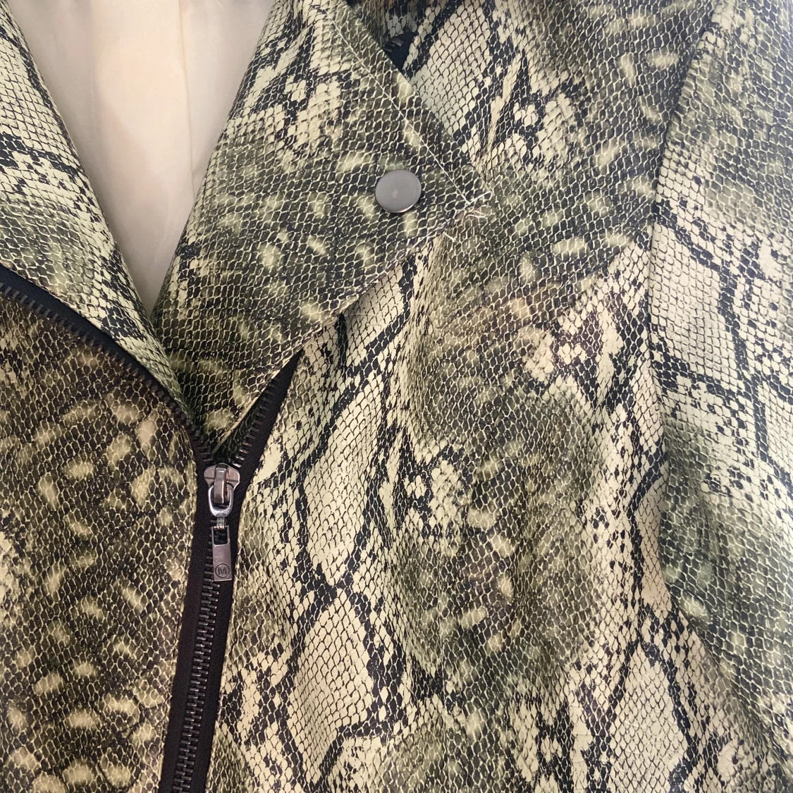 Jacka fake ormskinn - 90