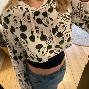  Hoodie  - Vit krockad Hoodie med Mickey Mouse på🤍🖤🐭