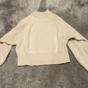 Beige stickad tröja - Säljer nu min mysiga stickade tröja ifrån gina tricot då den inte kommer till användning längre🩷 använd men i fint skick utan några defekter, nypris: 400 och tror inte längre att tröjan går och köpa på deras hemsida🪩🩷