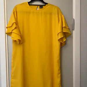 Fin gul klänning från Gina tricot i fint skick. Katt finns i hemmet. 