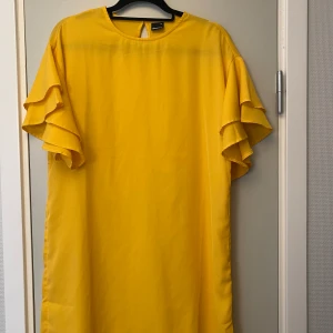 Gul Klänning Gina tricot  - Fin gul klänning från Gina tricot i fint skick. Katt finns i hemmet. 