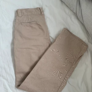Beigea Jeans - Ett par svin snygga straight jeans/kostymbyxor. Dom är svin snygga och är tyvärr för små för mig💕💕 lite lika dickies i modellen! Toppskick💕