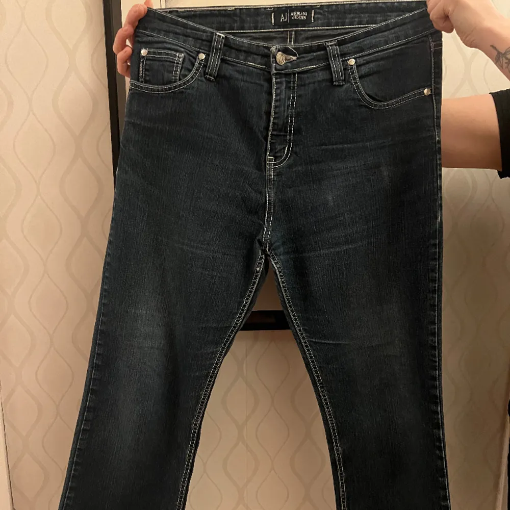 Vintage Jeans, storlek 34. Säljs i befintligt skick, dels liten skavank på baksidan. Kontakta för prisförslag! Säljer pga för stora. . Jeans & Byxor.