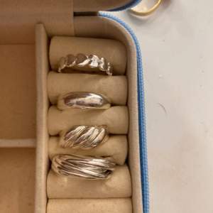 jättesnygga ringar mellan 17,5mm-18,5mm i stl! Köpta från zalando men bytt till guld så får ingen användning av de längre! inte äkta silver så var försiktig med vatten.