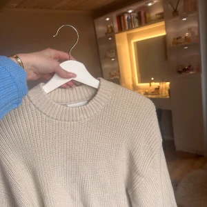Cropped stickad tröja  - Säljer min beiga Croppade stickade tröja från monki i storlek S. Köparen står för frakt 💖