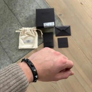 Valentino Armband  - Säljer nu detta sjukt snygga Valentino armband! Allt på bilden tillkommer vid köp. Finns små defekter. Pris kan diskuteras. Hör av dig vid minsta fundering!🌟