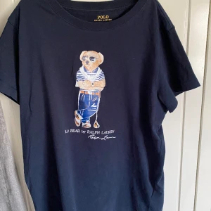 Polo bear t-shirt - Hej, säljer denna feta polo bear t-shirt då den är för liten för mig. Storleken är M men skulle säga att den sitter mer som S. Tröjan är i gott skick, hör av er med frågor😊