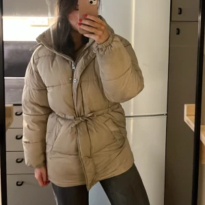 Beige vinterjacka  - Superfin vinterjacka från bikbok, som är dragningsbar i midjan