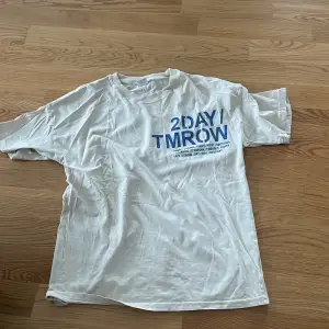  T-shirt beige/vit lite blå. Den kommer från Lindex 