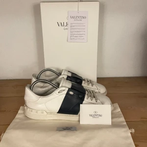 Valentino gravanti - Hej! Säljer nu dessa super snygga valentino open. Skorna är i lyssnade skick 8/10. Med skorna medföljer även box, dustbag och kvitto, tveksam om dem är Äkta men kom privat för att se det 