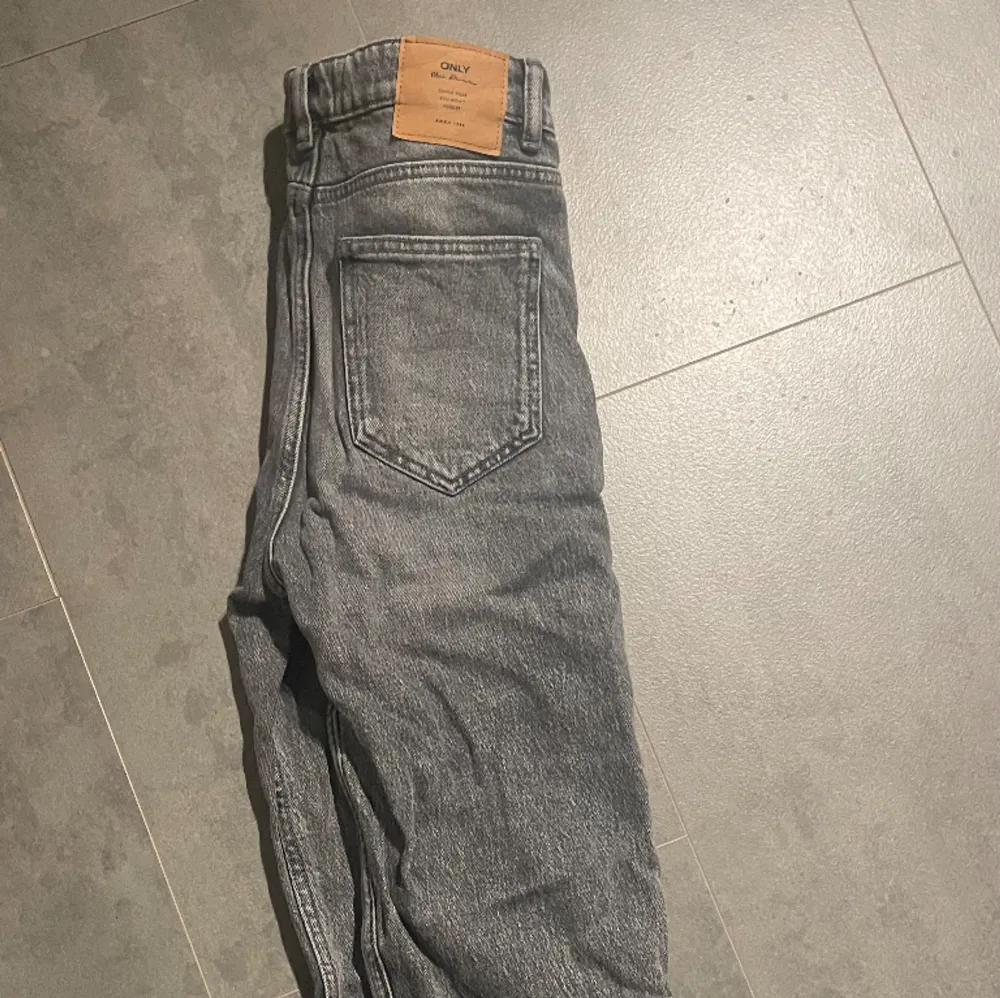 Snygga grå jeans från only med fransar som tyvärr inte passar mig💞 strl 28/30 men skulle säga att de är lite mindre och kortare!. Jeans & Byxor.