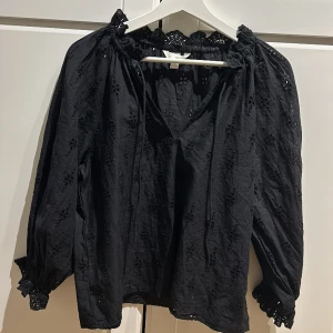 Svart blus - Svart blus från H&M i storlek S. Tröjan har använt ca 2 gånger.