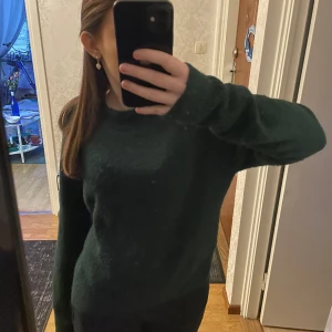 Stickad tröja - Mörkgrön stickad tröja från bikbok! Inga defekter alls, säljer då den inte kommer till använding längre. Storlek large men sitter som en XS/S.