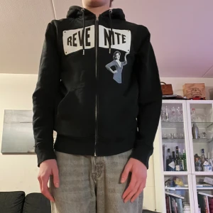 Revenite zip hoodie  - Revenite zip hoodie  Såldes bara på revenites popup butik i sthlm 2023 Nypris 750kr Pris kan diskuteras! Skick 9/10  Strl s 