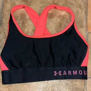 Under armour top *xs* - Den är i fint skick men fel färger för mig😀